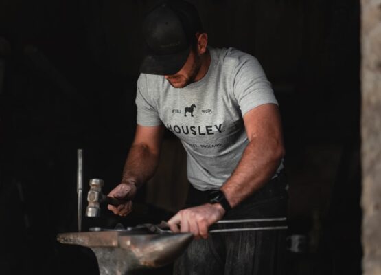 HOUSLEY-TSHIRT-OUT-ASH07160_web Farrier